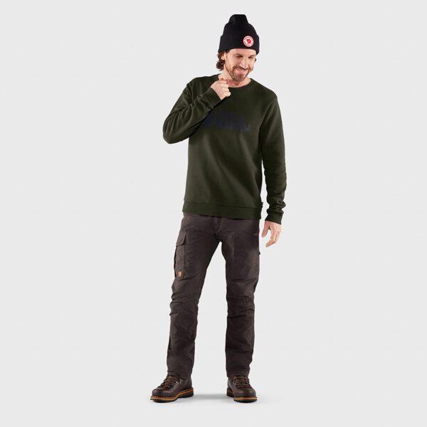 fjallraven-logo-sweater-forest-model-full